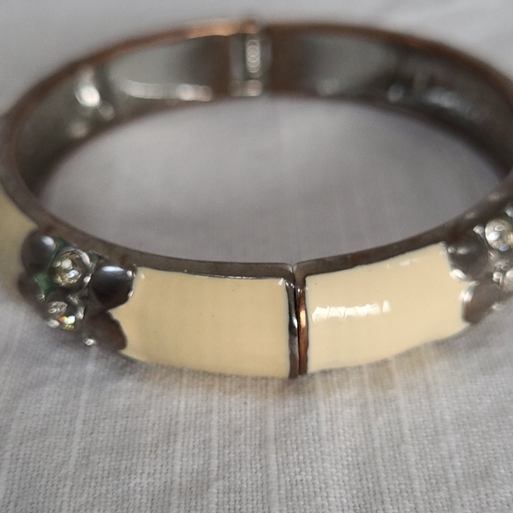 Cream and silver bracelet - Picture 6 of 6